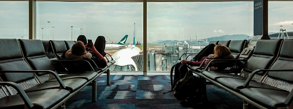 Casal que dormiu no chão do aeroporto receberá R$ 20 mil de indenização por atraso de voo de 17 horas