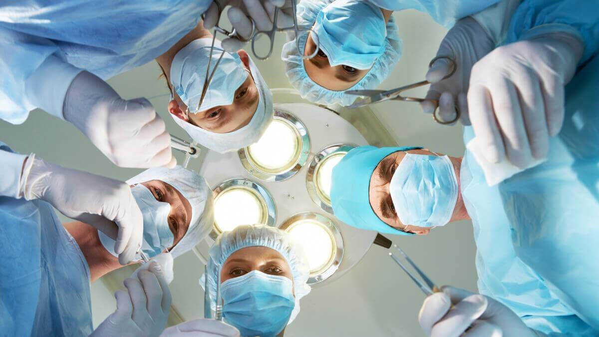 Cirurgia e despesas por médico não credenciado