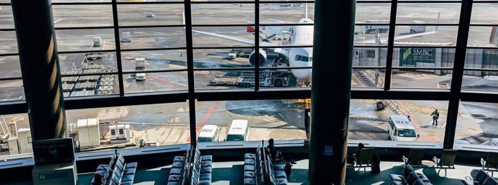 indenizacao-dano-moral-por-atraso-de-voo-cliente-ganha-r-10-mil-apos-dormir-em-aeroporto