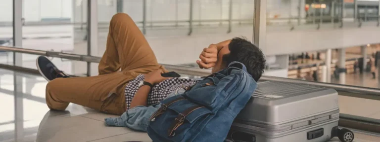 Passageiro que dormiu no chão de aeroporto ganha R$ 10 mil indenização da LATAM por falta de assistência