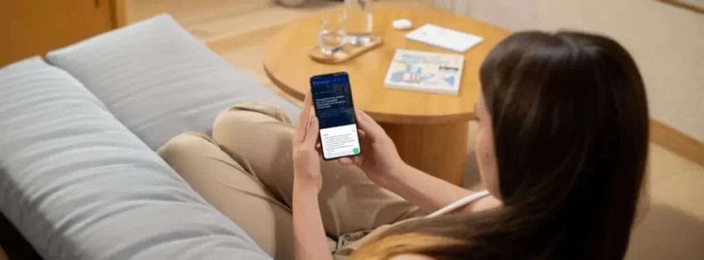 Pessoa utilizando o celular para registrar uma reclamação sobre taxas de ingressos em um site de defesa do consumidor.