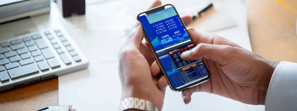 Tela de smartphone exibindo um aplicativo de criptomoedas com um símbolo de alerta de segurança, representando a fraude com bitcoins após o furto de celular.
