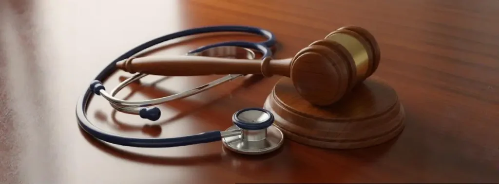 Imagem de um martelo da justiça ao lado de um estetoscópio, simbolizando a decisão judicial que protege o tratamento médico contínuo de um beneficiário.