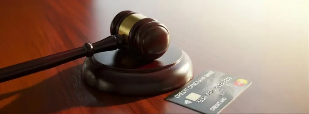 Martelo da justiça ao lado de um cartão de crédito, simbolizando responsabilidade da SumUp em fraudes
