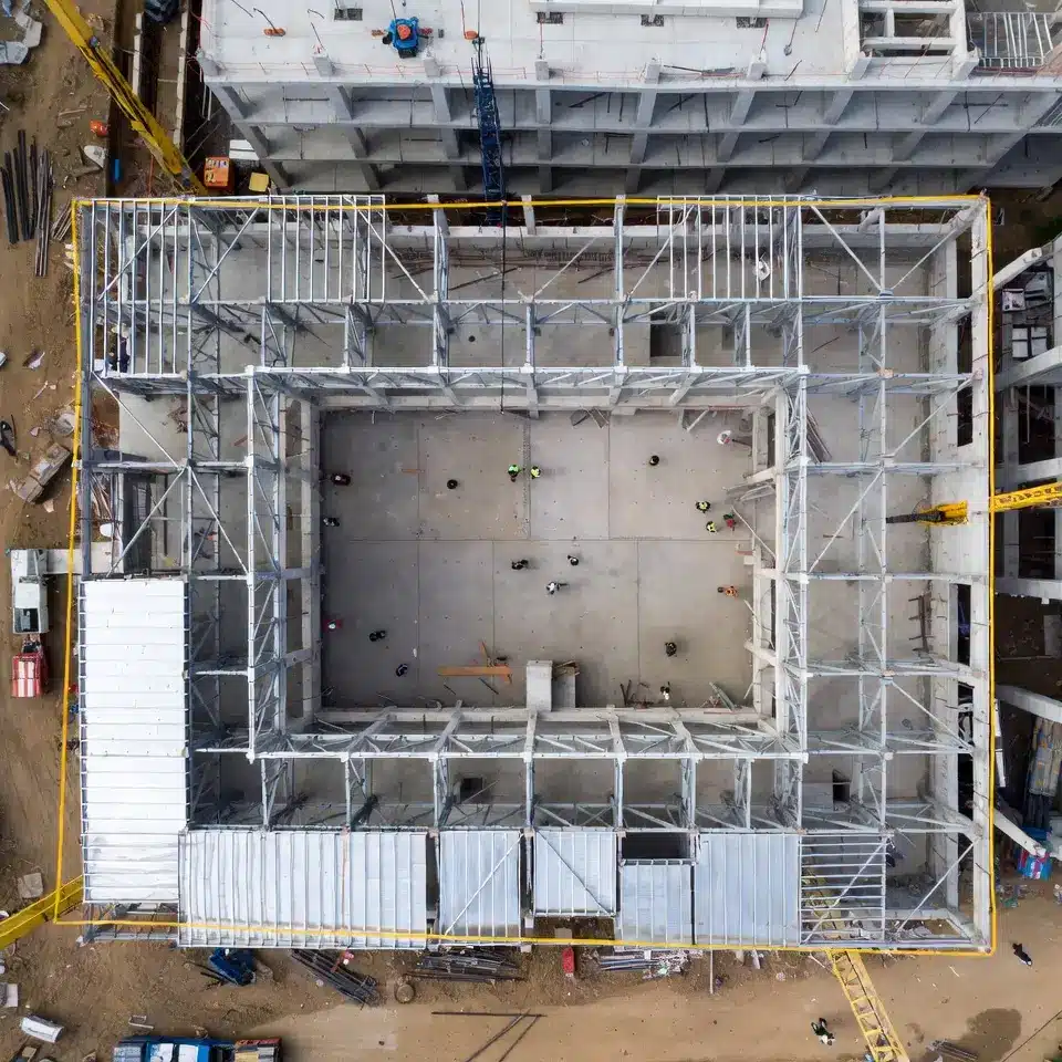 Construção de imóvel na planta demonstrando potenciais casos de atraso entrega imóveis e jurisprudência sobre distrato por atraso.