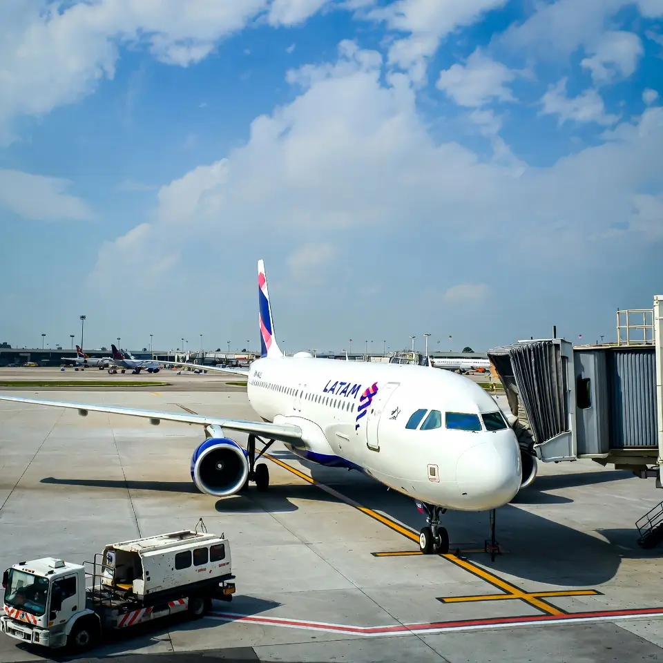 Foto de avião da Latam, onde a polêmica do banheiro premium em aeronaves levanta debates sobre direitos dos passageiros e práticas abusivas.