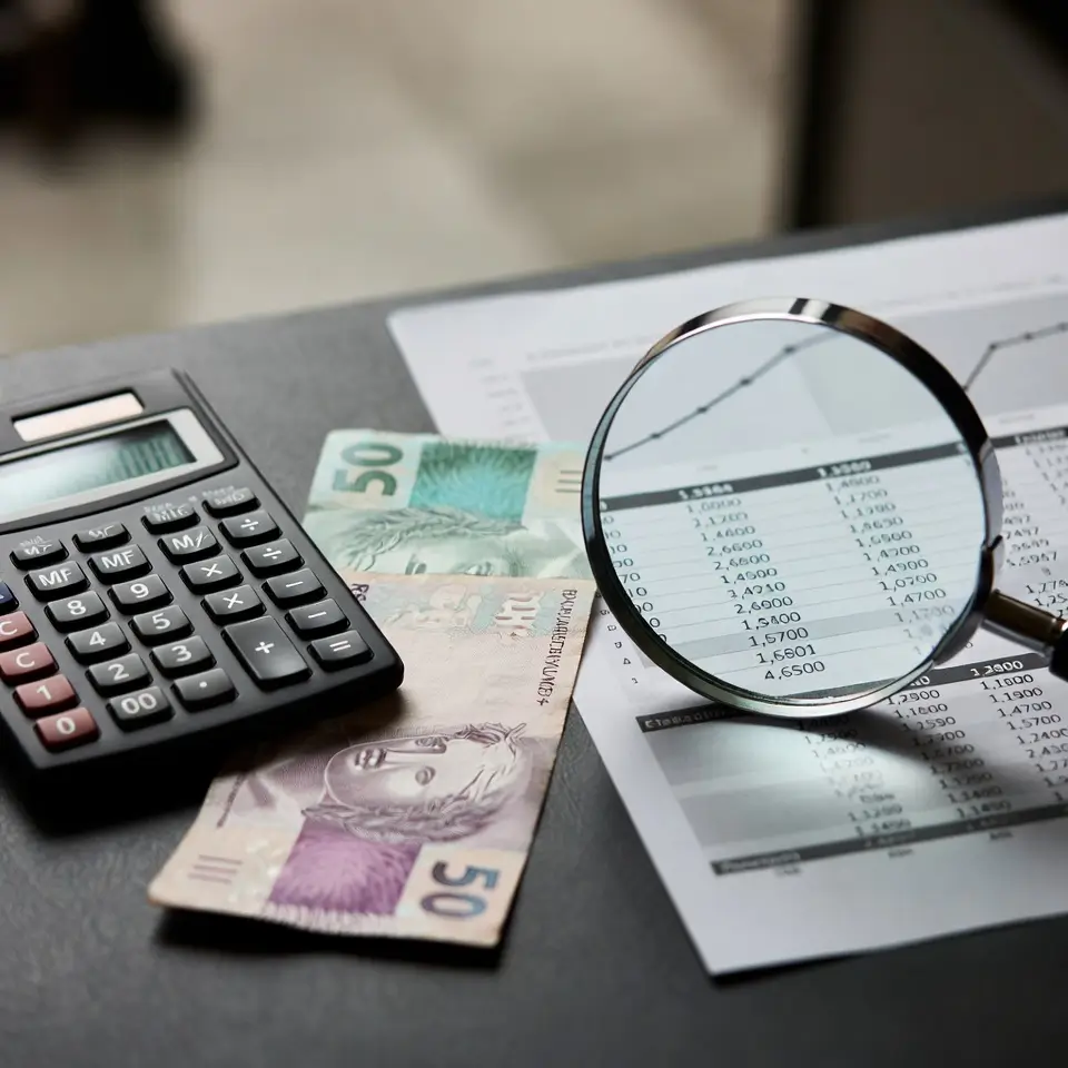 Comparação de boletos e calculadora para organizar documentos para reajuste de plano de saúde abusivo.