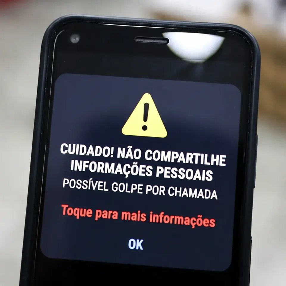 Representação gráfica de um golpe do pix envolvendo clonagem de voz via IA, com ícones de smartphone e alerta de fraude em chamadas.