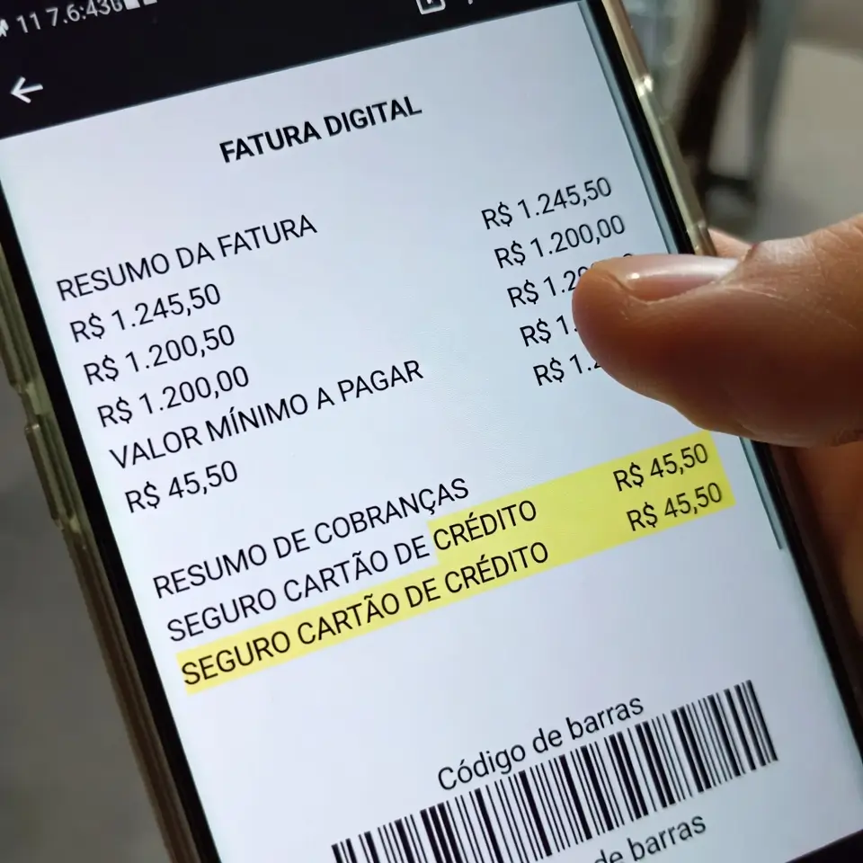 Close em fatura de cartão mostrando cobrança de serviços não contratados e venda casada