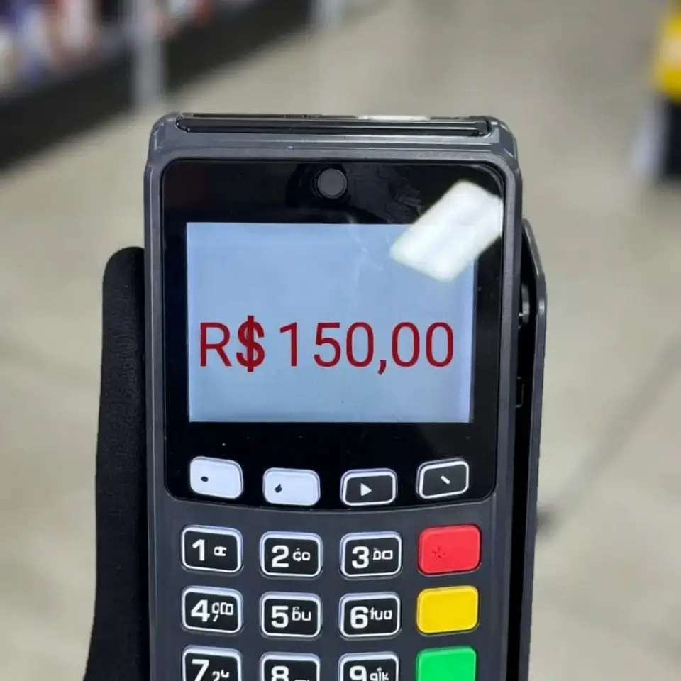 Maquininha de cartão adulterada usada em golpe da maquininha com visor falso exibindo valores errados