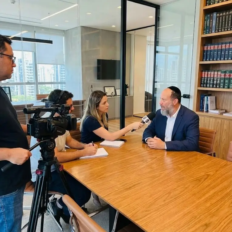 Retrato do advogado Léo Rosenbaum, especialista em direitos aéreos, discutindo violações no banheiro premium em aeronaves durante entrevista ao G1.