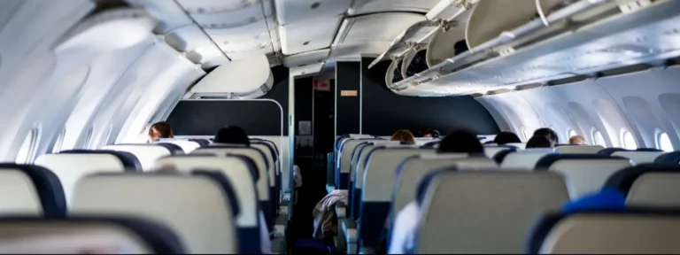 Polêmica do banheiro premium: Latam enfrenta questionamentos sobre igualdade em voos