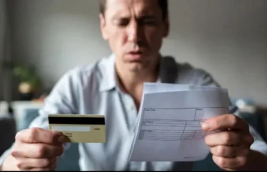 Seguro cartão de crédito cobrado indevidamente: saiba como pedir indenização por venda casada