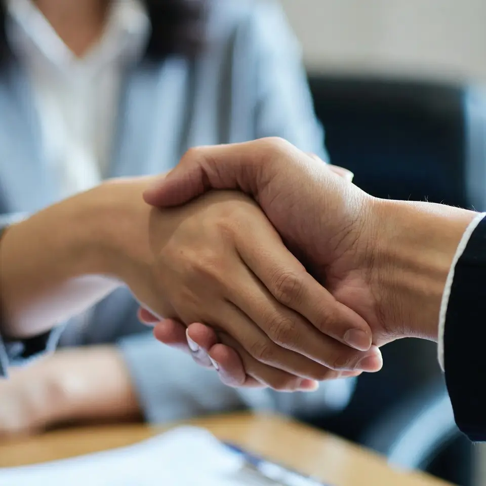 Advogado especialista em Direito da Saúde da Rosenbaum Advogados orientando cliente sobre como obter medicação.