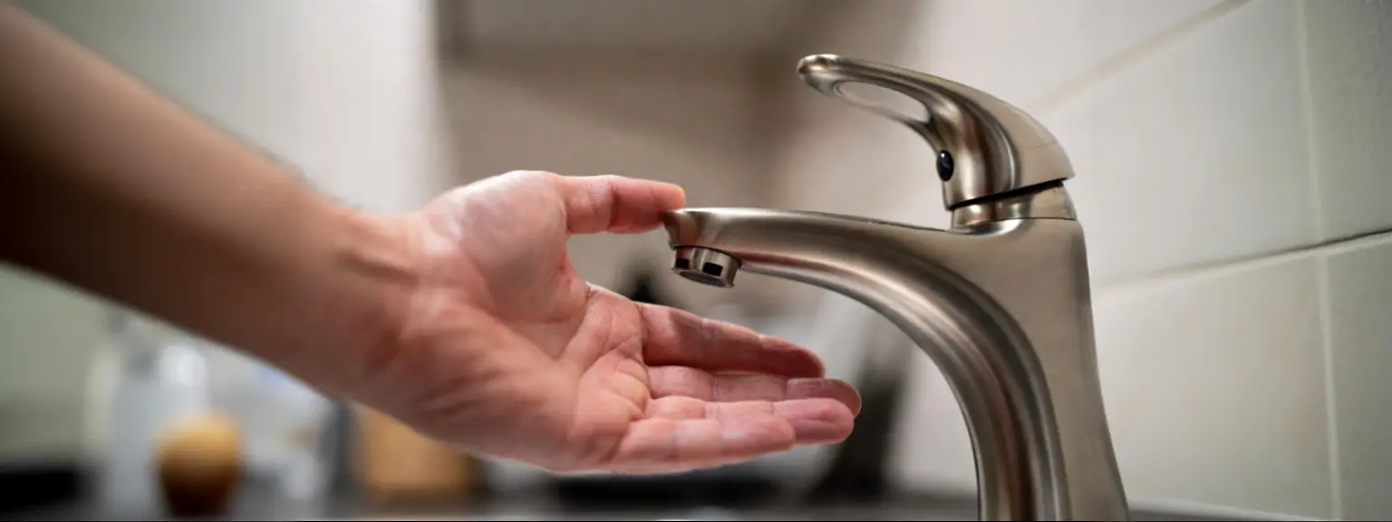 Justiça condena concessionária a indenizar consumidora que ficou 13 dias sem água por erro técnico