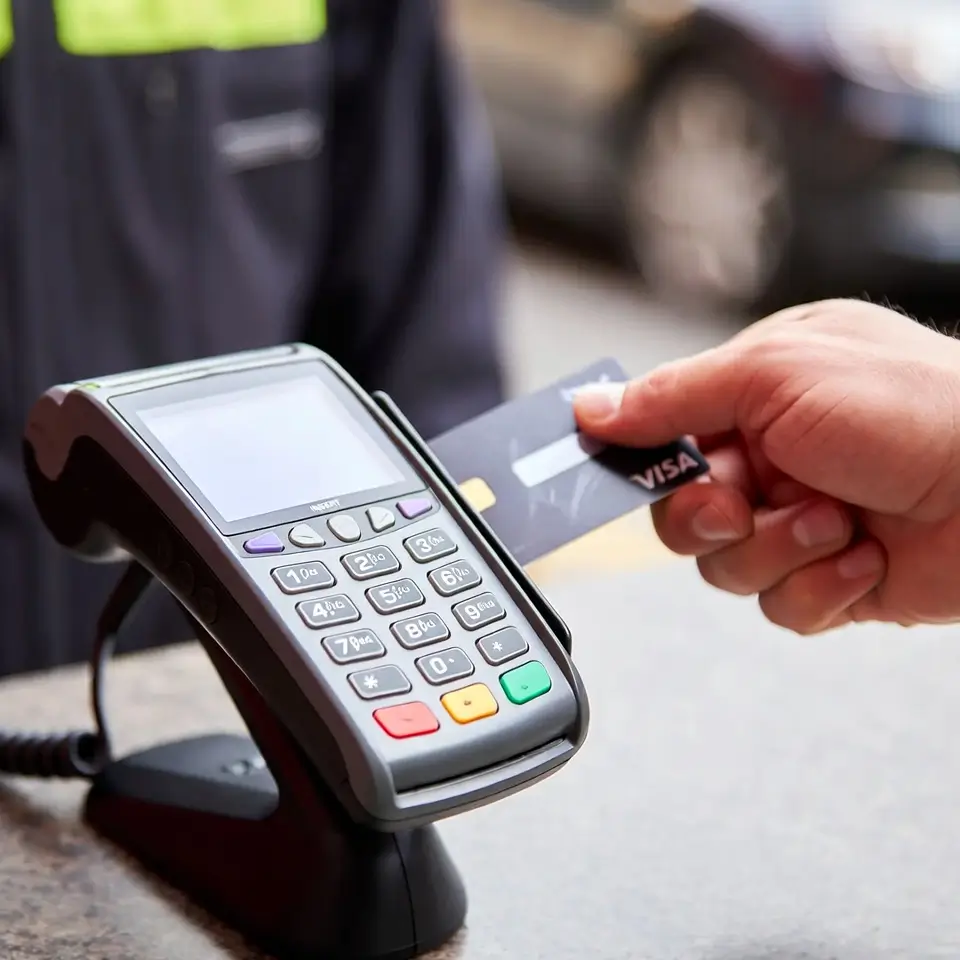 Conecta visualmente com o argumento do banco sobre o uso do chip e senha, e usa a palavra-chave semântica "golpe da maquininha".