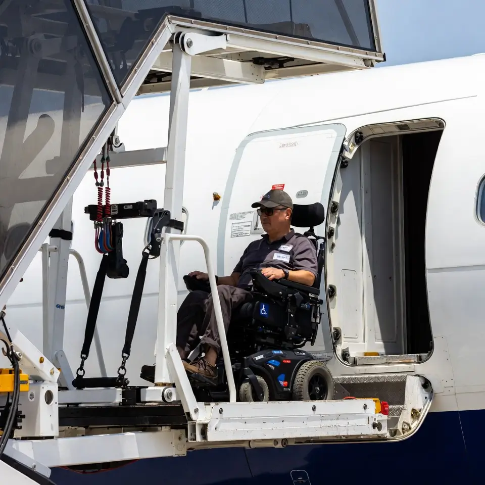 Passageiro aéreo PCD recebendo assistência no embarque, exemplificando direitos básicos do passageiro com assistencia especial garantidos pela Anac.