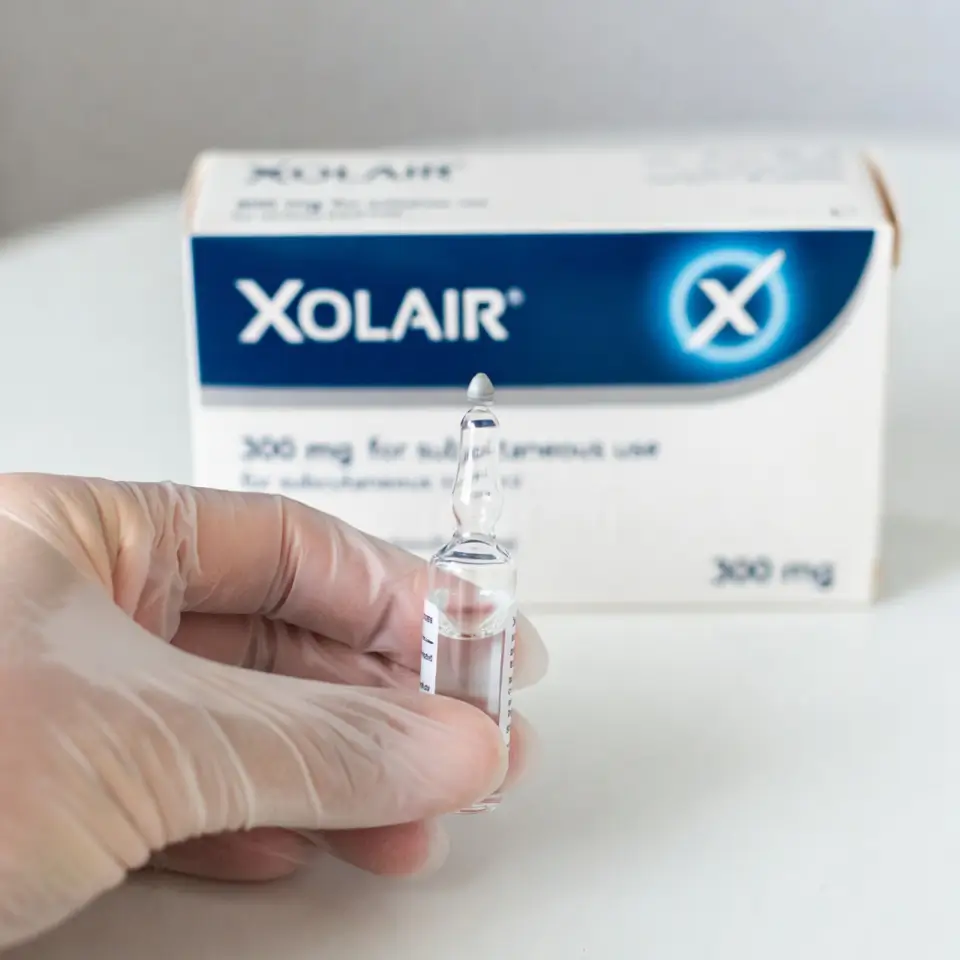 Embalagem do medicamento de alto custo Omalizumabe (Xolair) indicado para tratamento de asma e urticária.