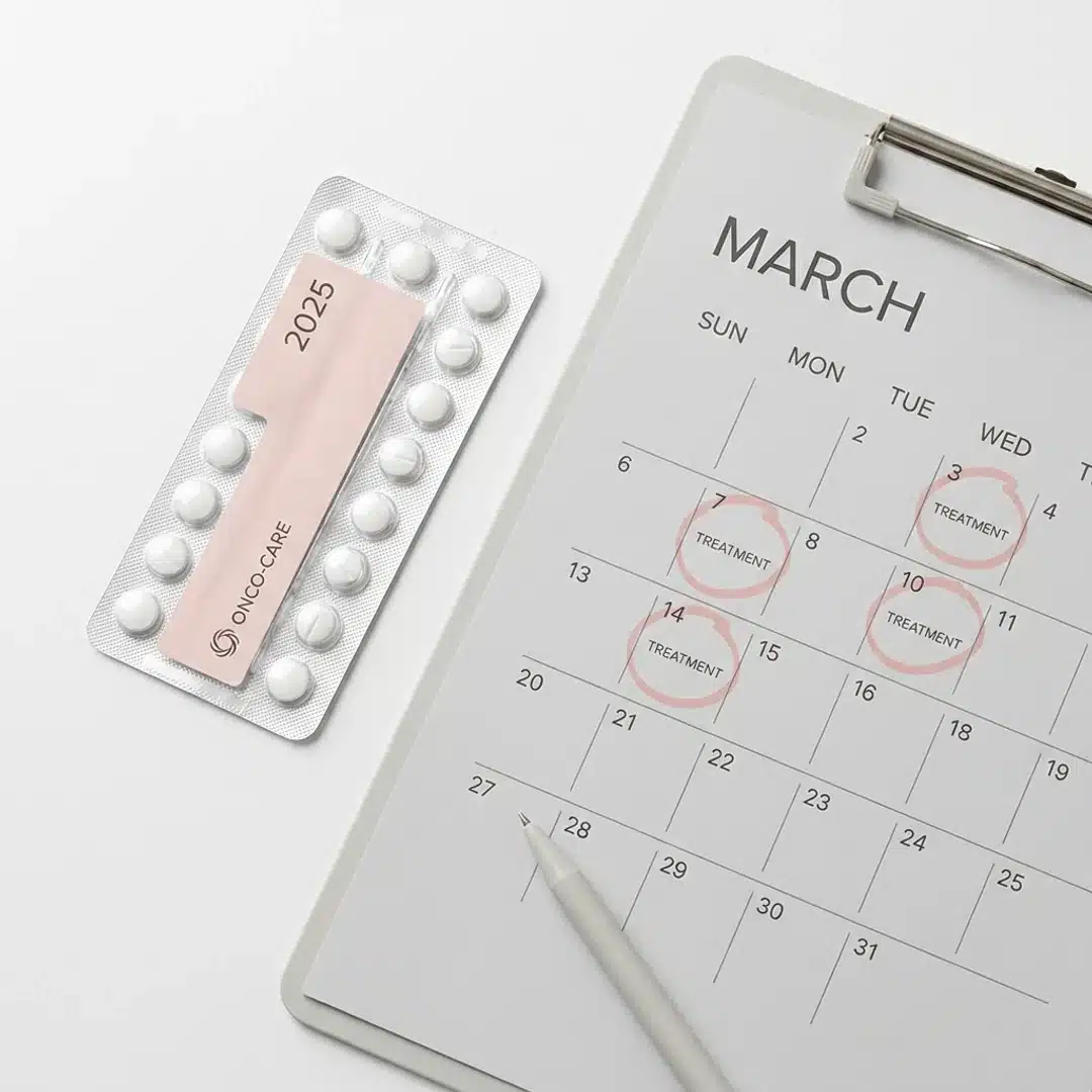 Vista superior de blister de comprimidos de anastrozol ao lado de calendário com dias de tratamento marcados — tratamento adjuvante prolongado de câncer de mama